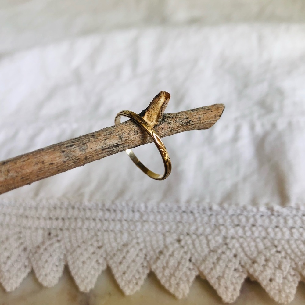 Vintage 14k gold delicate wedding band